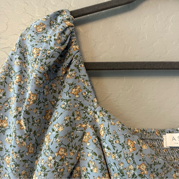ASTR The Label blue peach floral ditsy floral smocked ruched top medium - Picture 9 of 16